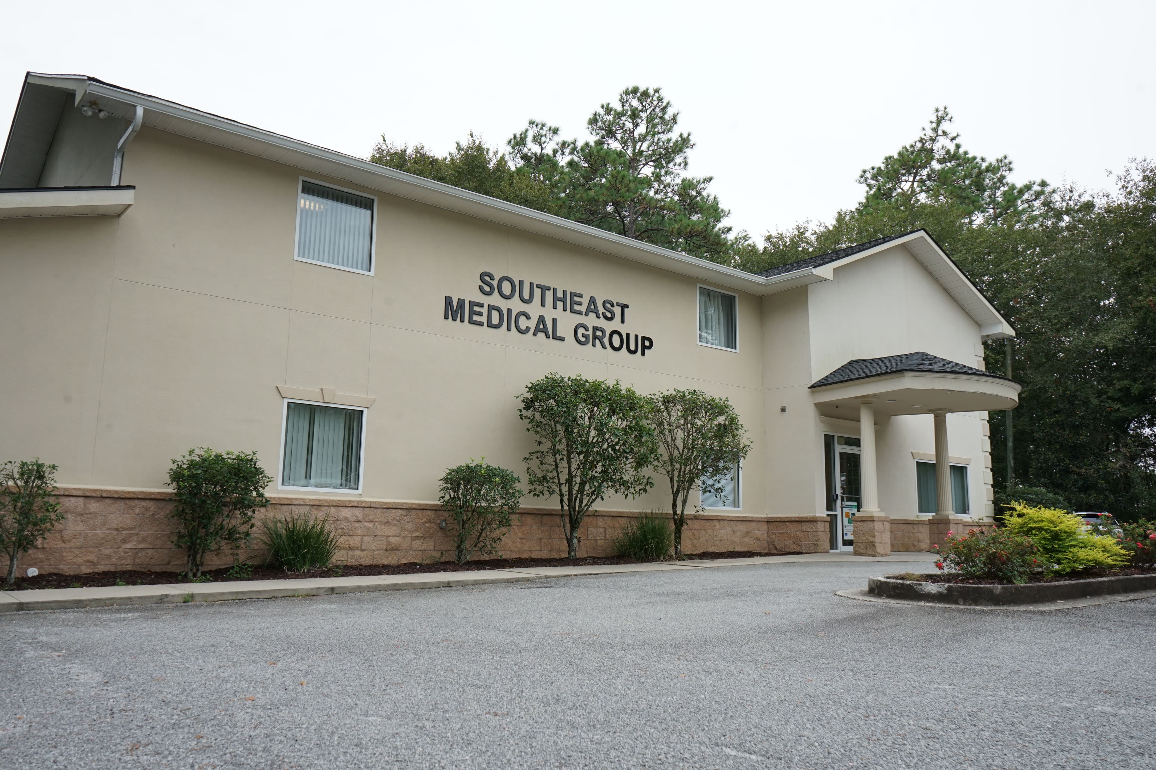 Southeast Medical Group at Statesboro building with a sign on the side that says `` southeast medical group '' .