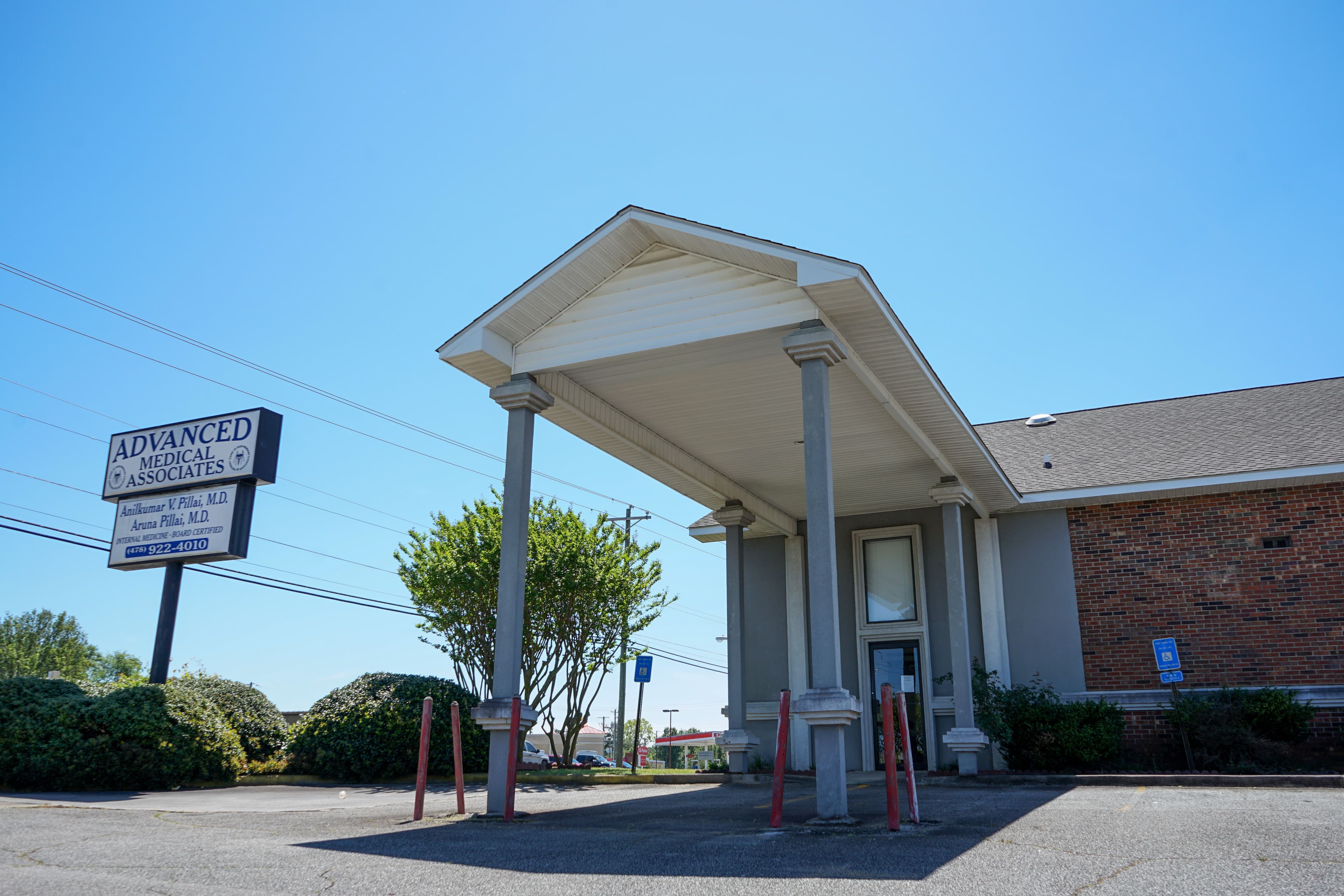 the front of an advanced medical associates building with a sign in front of it .