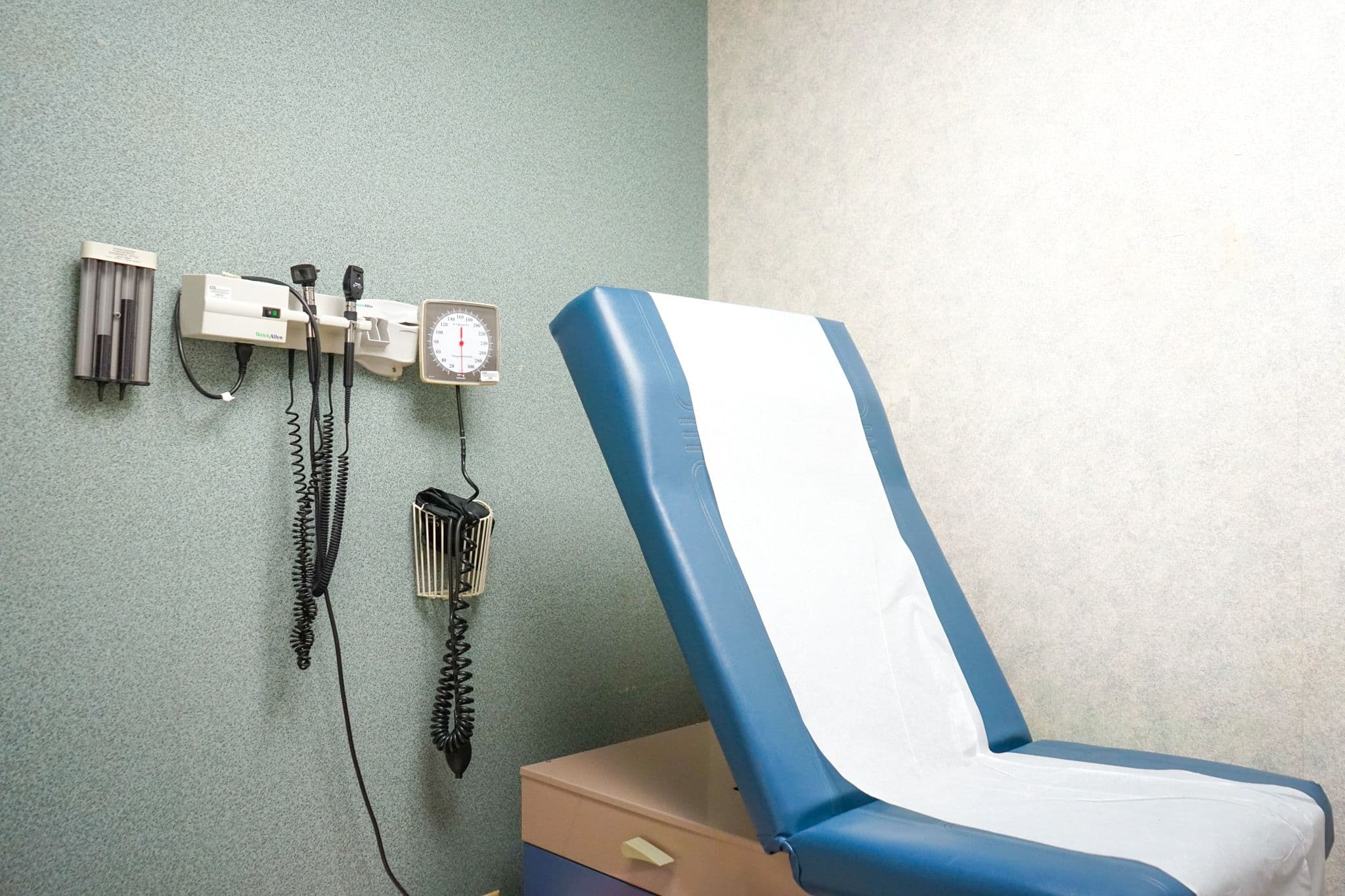 Dalton Primary Care offers modern exam rooms which are outfitted with state-of-the-art medical equipment.