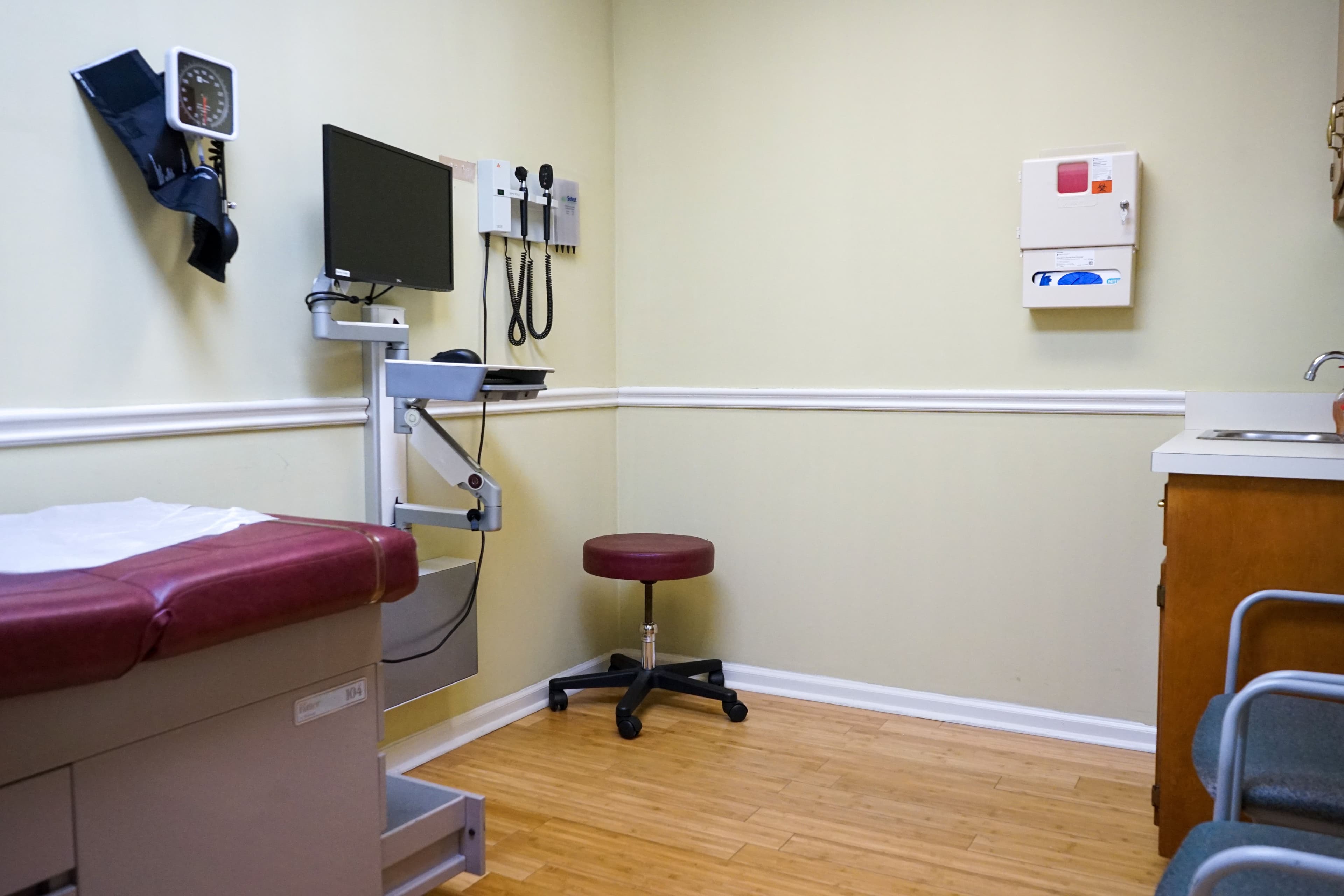 Internal Medicine of Marietta exam rooms are equipped with modern medical equipment.