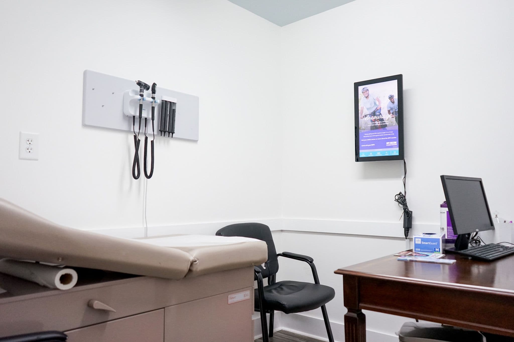 Advanced Medical Associates at South Houston Road has modern exam rooms fitted with state-of-the-art medical equipment.