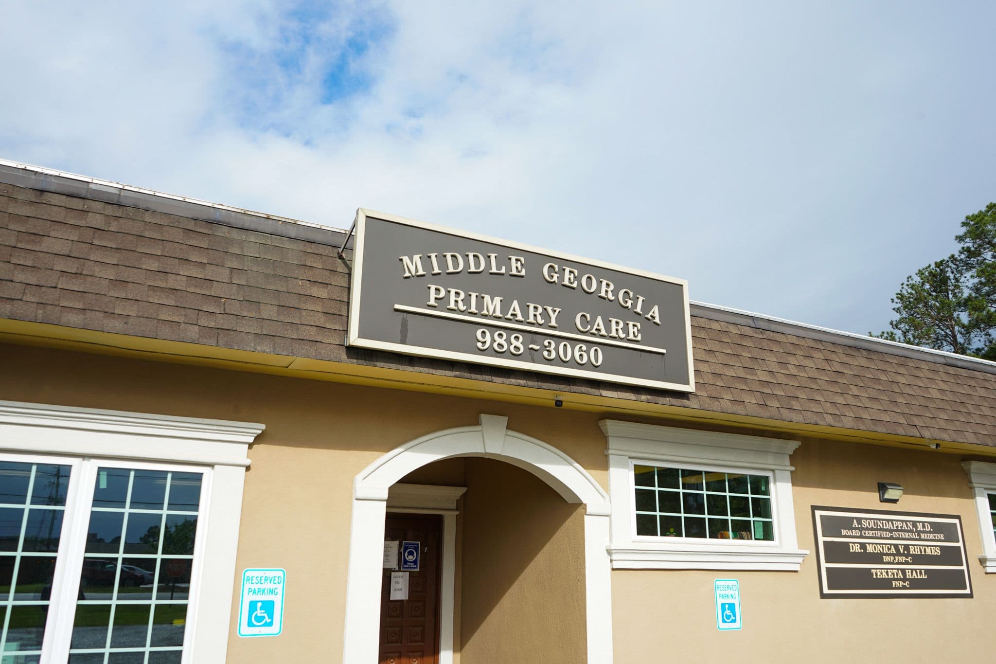 the front of a building with a sign that says Middle Georgia Primary Care .